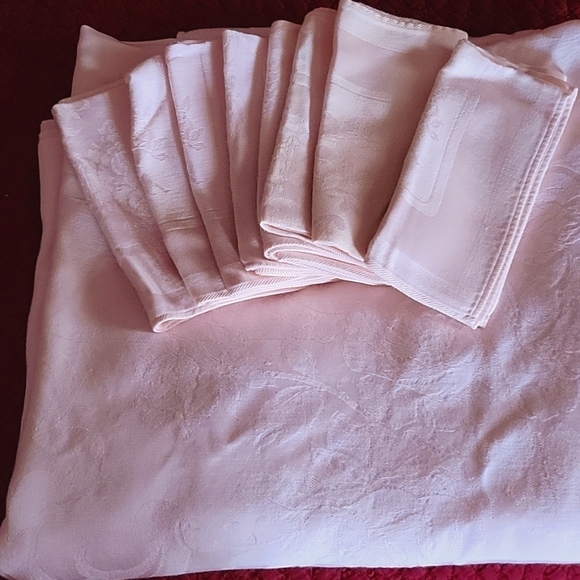 Wamsutta Approx 58x72 Pink Tablecloth and 8 napkins - Picture 1 of 8
